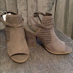 New American Eagle size 6 booties in taupe/gray